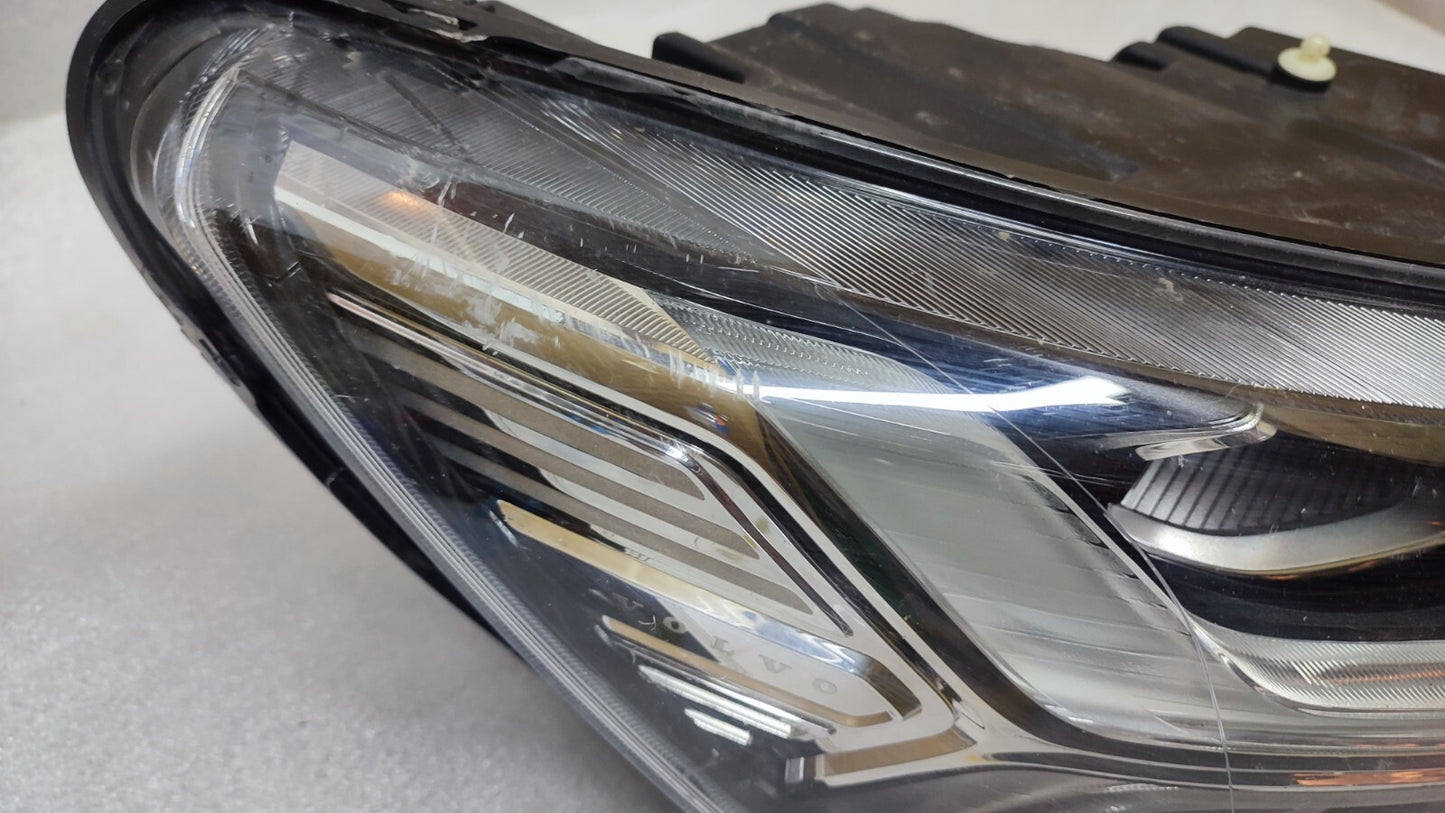 VOLVO GENUINE XC40 RIGHT HEADLIGHT/HEADLAMP 32133580 vo4054