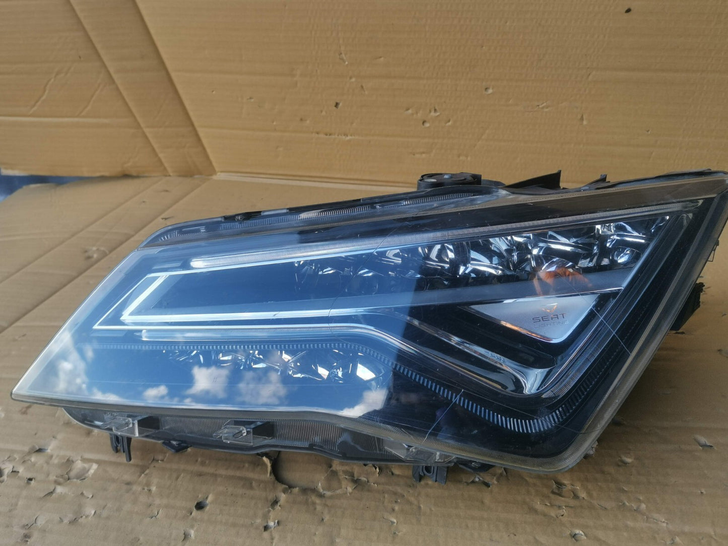 SEAT ATECA 2016-2024 GENUINE LED PASSENGER SIDE HEADLIGHT  577941007F seat63