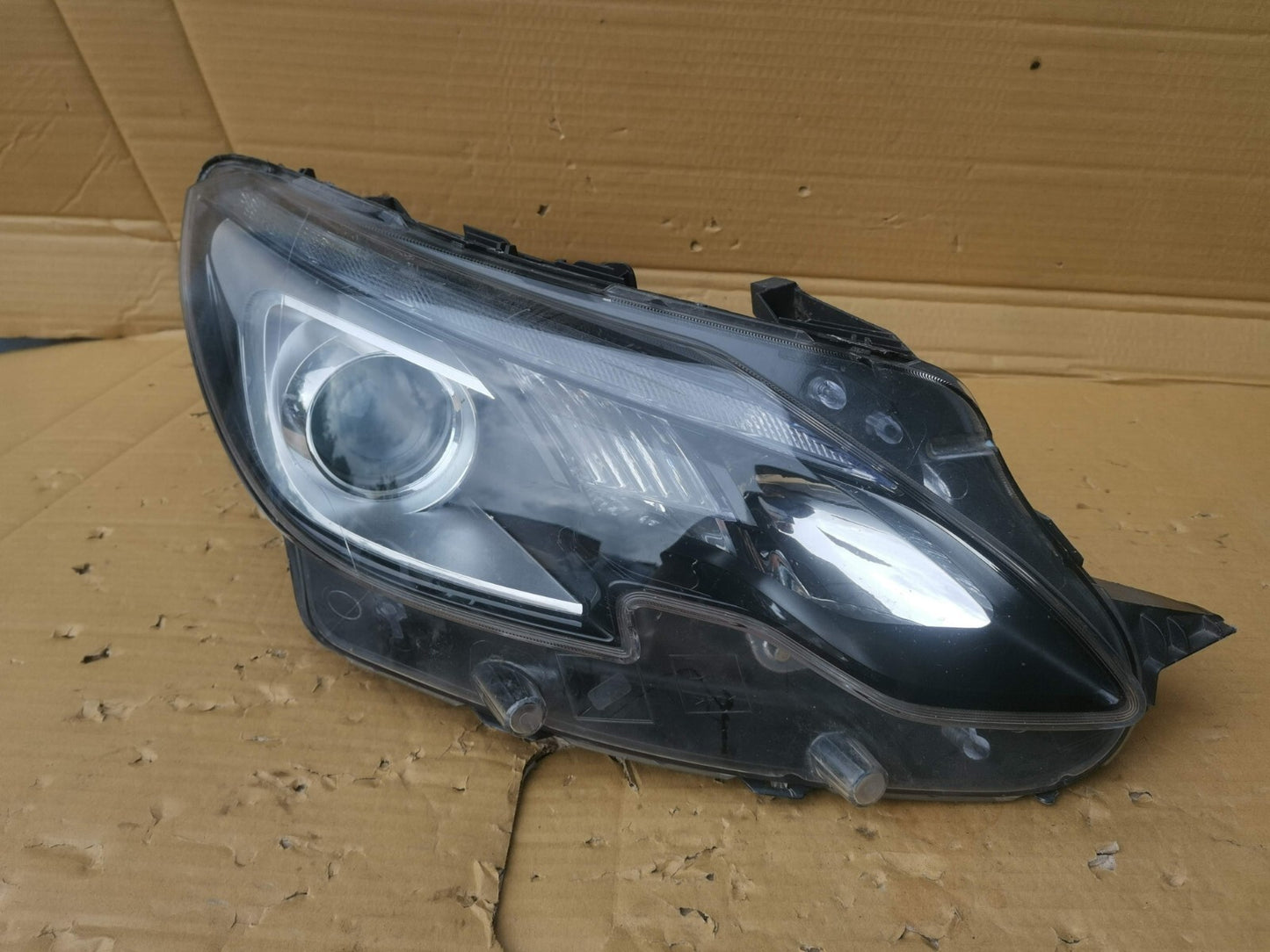 PEUGEOT 2008 2016 - 2019 DRIVER O/S LED HEADLIGHT  9825313580 psa25