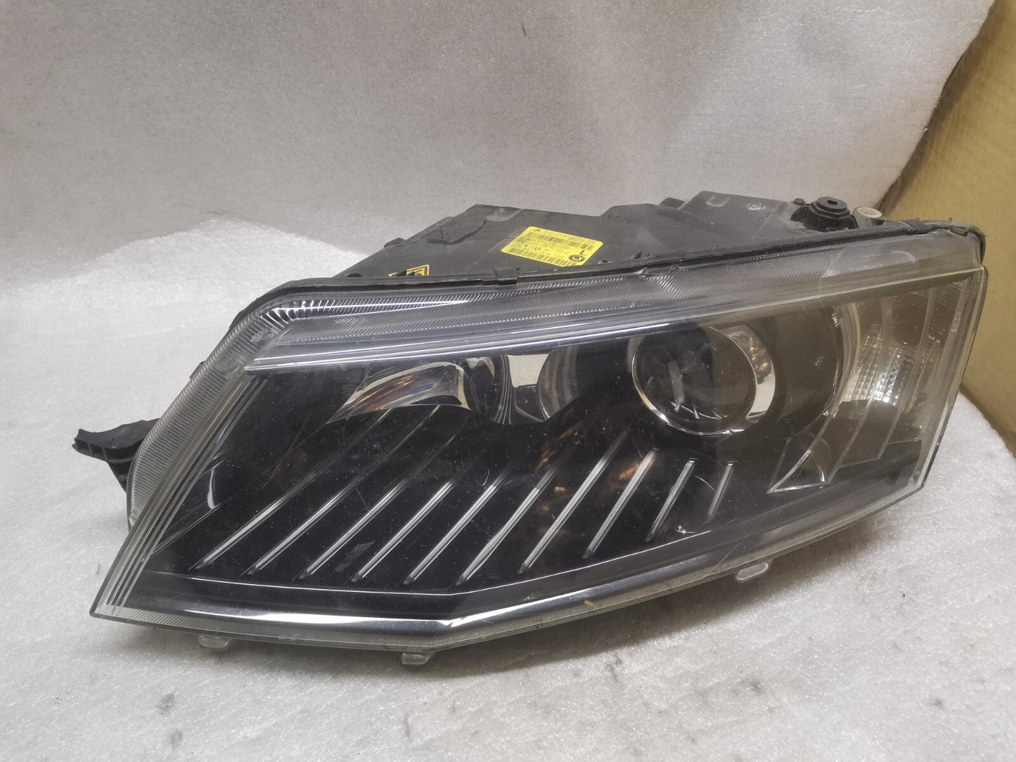 SKODA OCTAVIA Headlight Xenon Type With Bending Light Left Hand 2013-17 skoc51