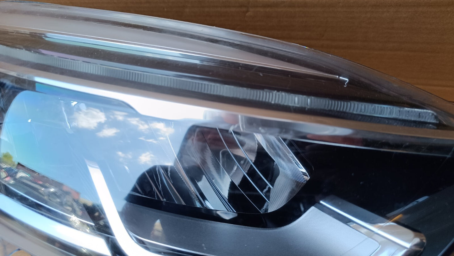 RENAULT CAPTUR 2017-19 FRONT DRIVERS O/S HEADLIGHT 260103415R ren56