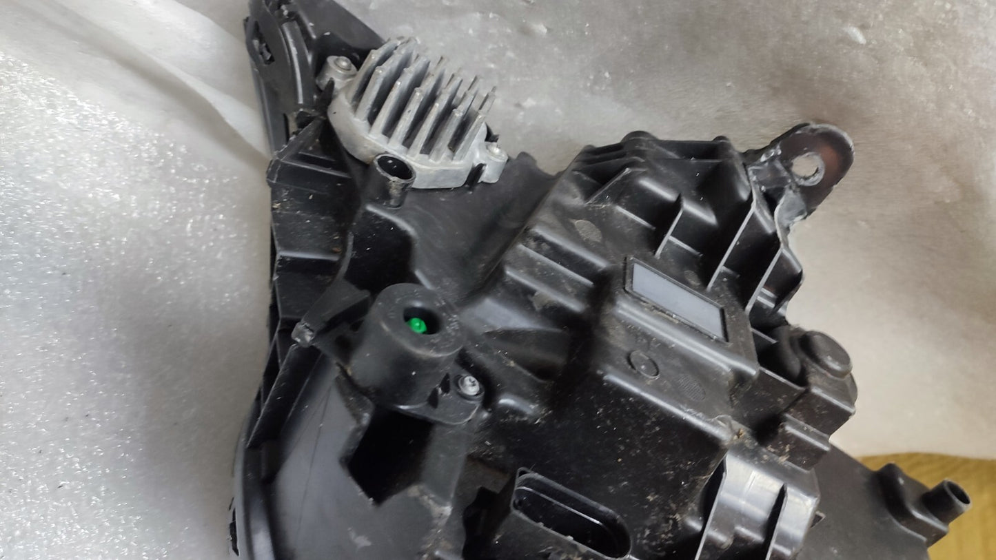 VOLVO XC90 MID RHD PASSENGER SIDE FRONT HEADLIGHT 32342488 vo72