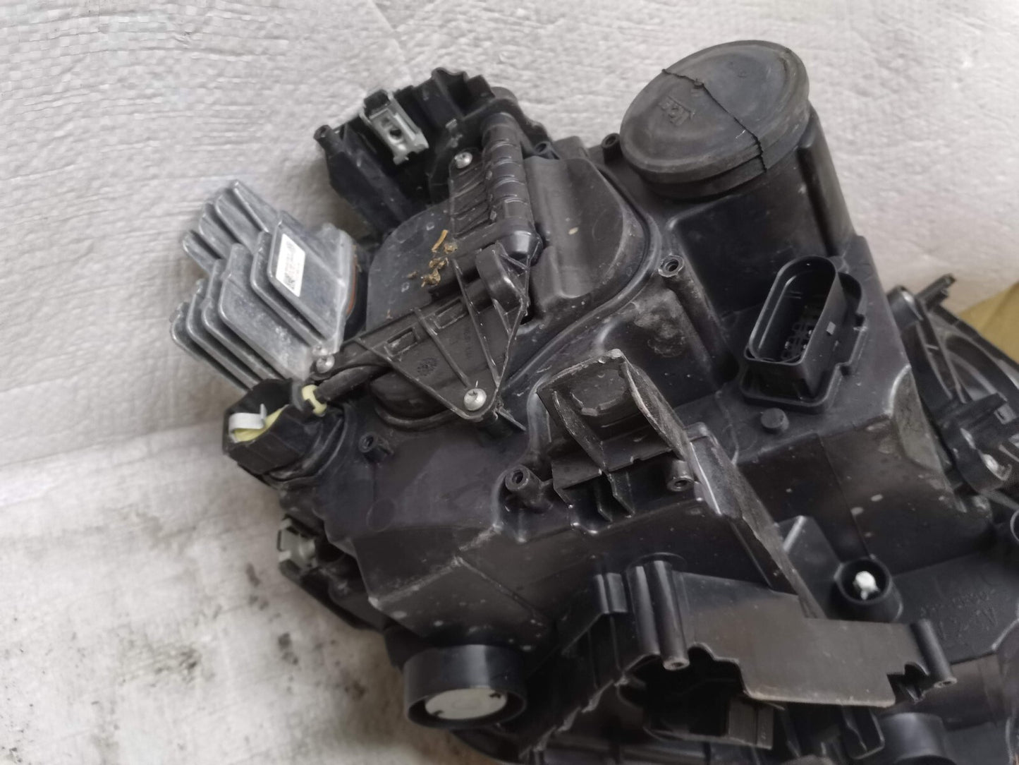 VOLKSWAGEN GOLF SV PLUS LEFT RIGHT PAIR HEADLIGHT HEADLAMP 518941035C 518941036C