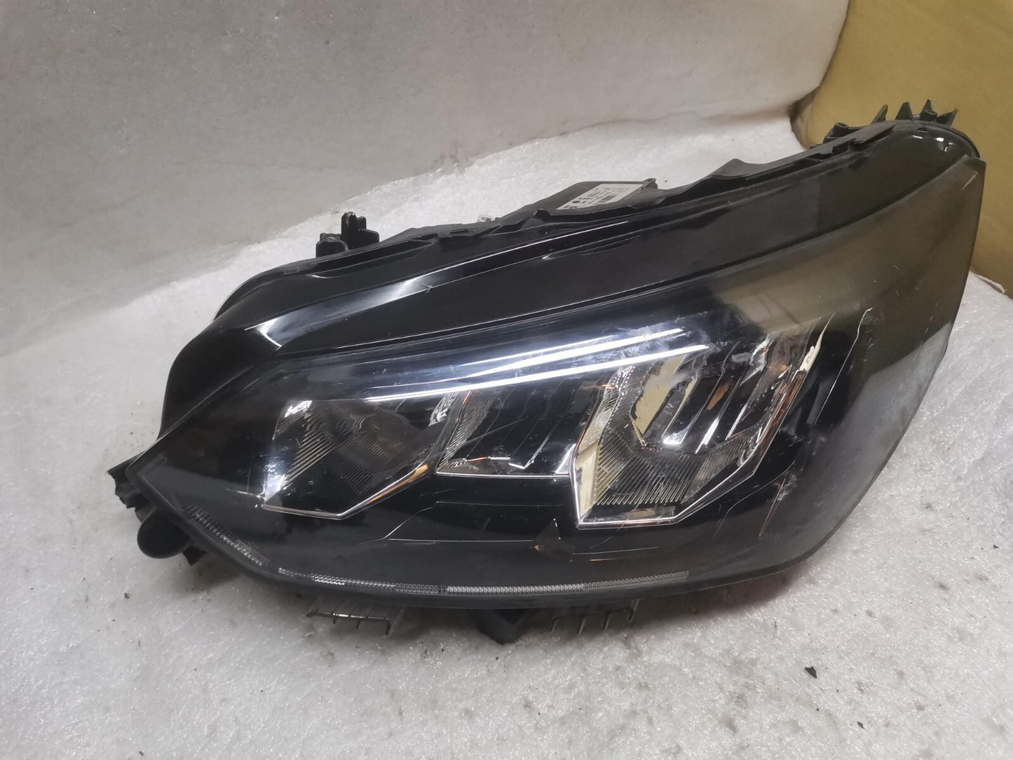 PEUGEOT 208 2021 MK2 PASSENGER SIDE HEADLIGHT 9833036280 PSA30