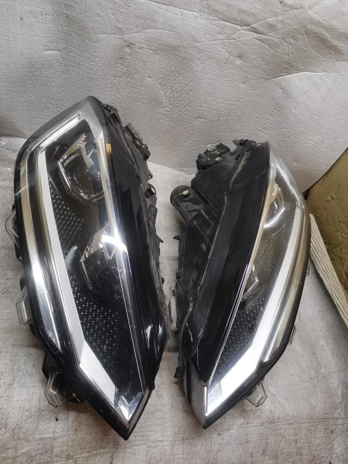 VOLKSWAGEN GOLF SV PLUS LEFT RIGHT PAIR HEADLIGHT HEADLAMP 518941035C 518941036C