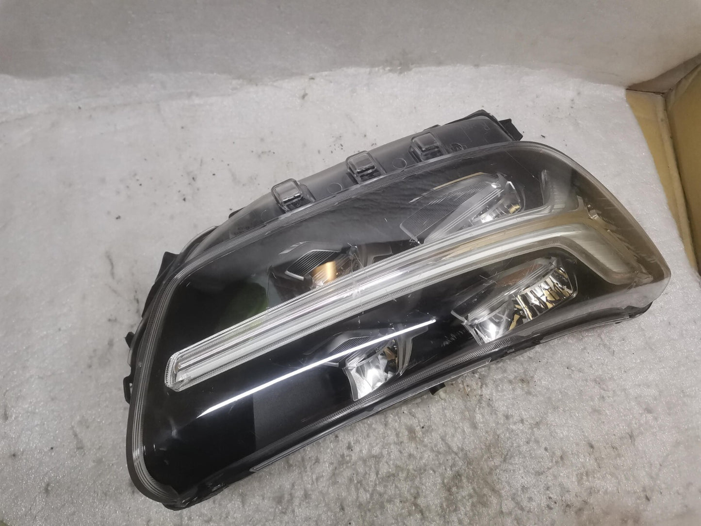 VOLVO GENUINE  XC40 RIGHT HEADLIGHT/HEADLAMP 32133580 vo4045