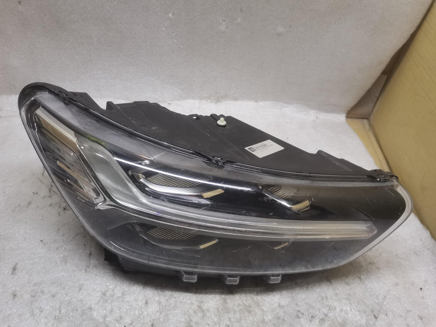 VOLVO GENUINE  XC40 RIGHT HEADLIGHT/HEADLAMP 32133580 vo4045