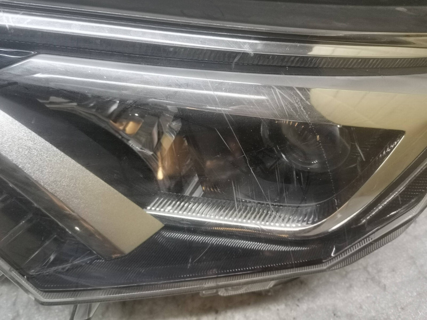 TOYOTA RAV4 (XA40) 15-19 PASSENGER SIDE HEADLIGHT left  tor420