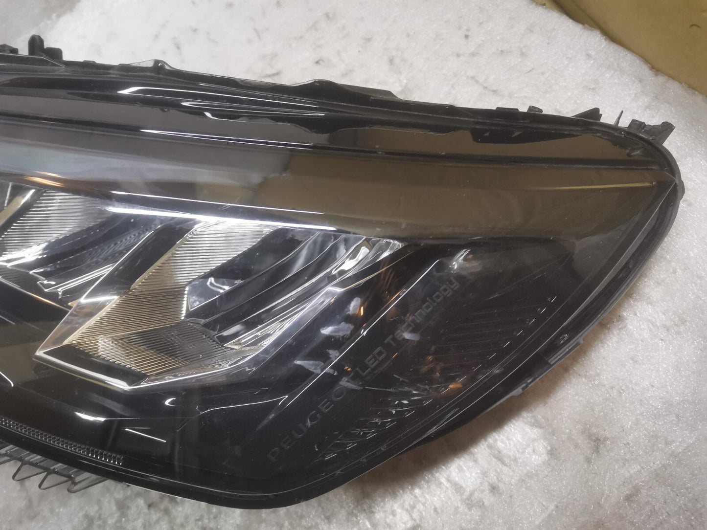 PEUGEOT 208 2008 2021 MK2 PASSENGER SIDE HEADLIGHT 9833036280 PSA54