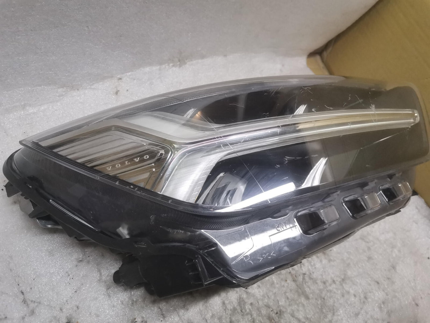VOLVO GENUINE  XC40 RIGHT HEADLIGHT/HEADLAMP 32133580 vo4045