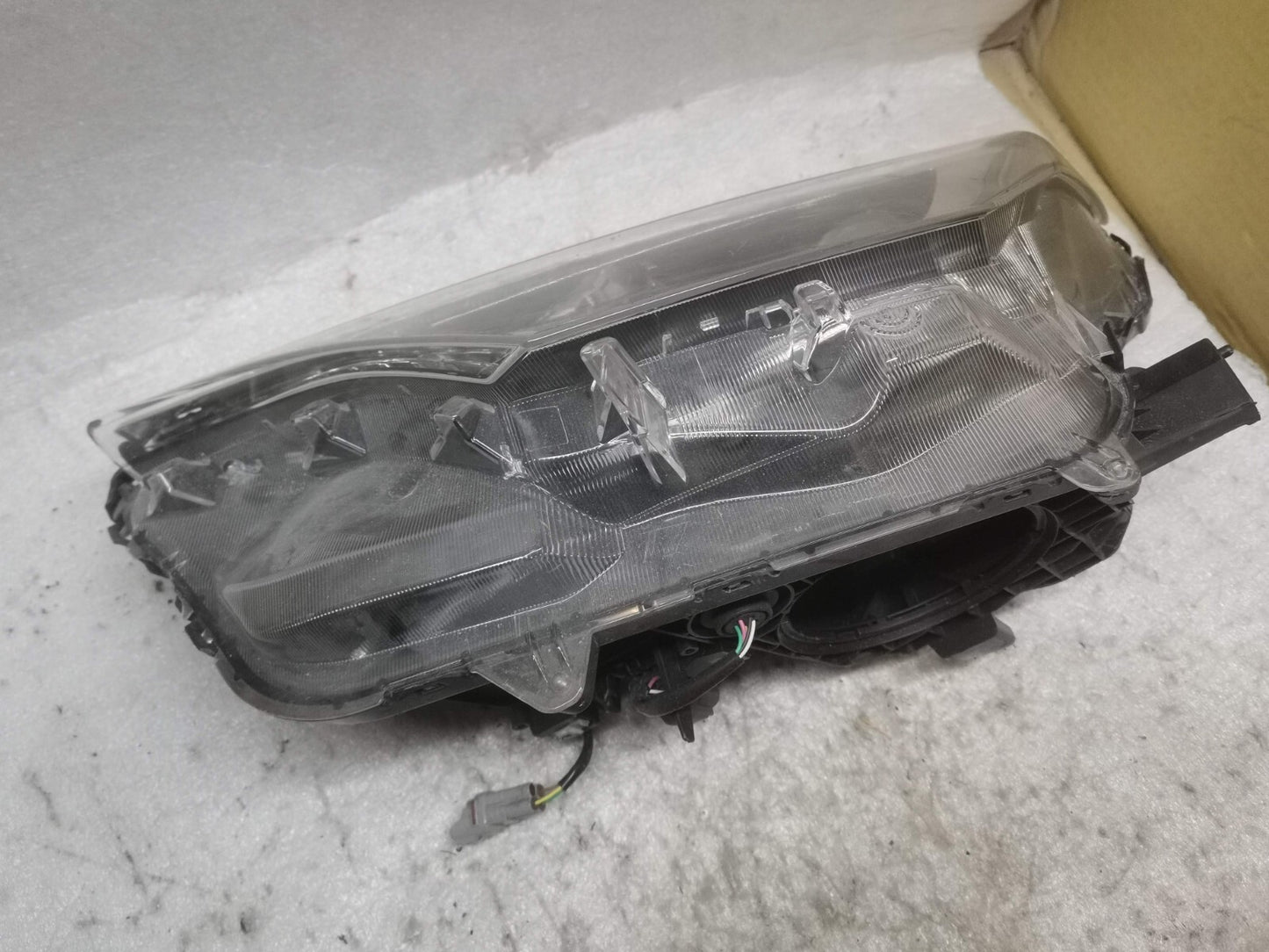 TOYOTA RAV4 (XA40) 15-19 PASSENGER SIDE HEADLIGHT left  tor420