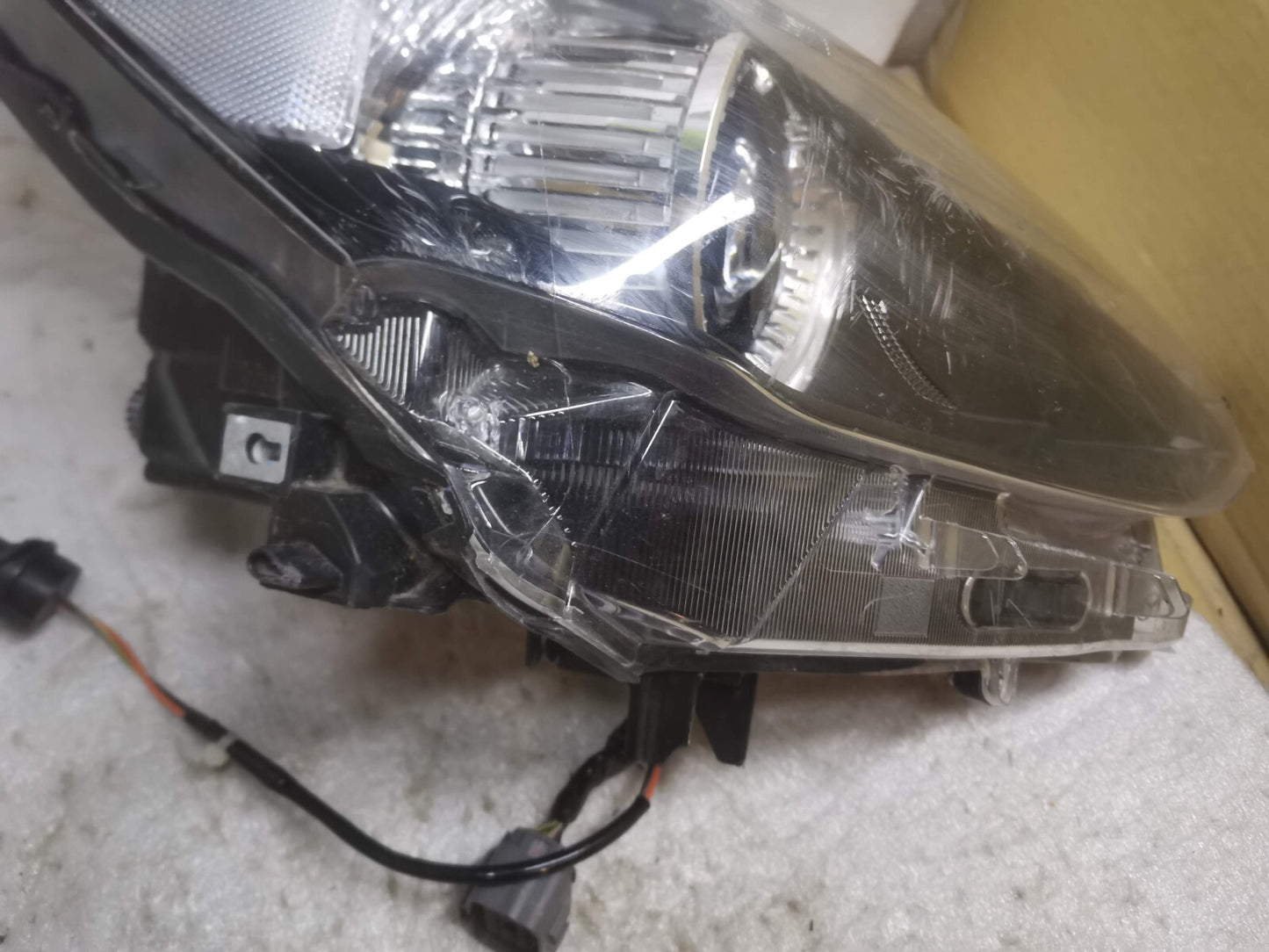 MAZDA 2 MK3 DJ 2019 - ON FRONT RIGHT DRIVER SIDE HEADLIGHT D43N-51030 ma220