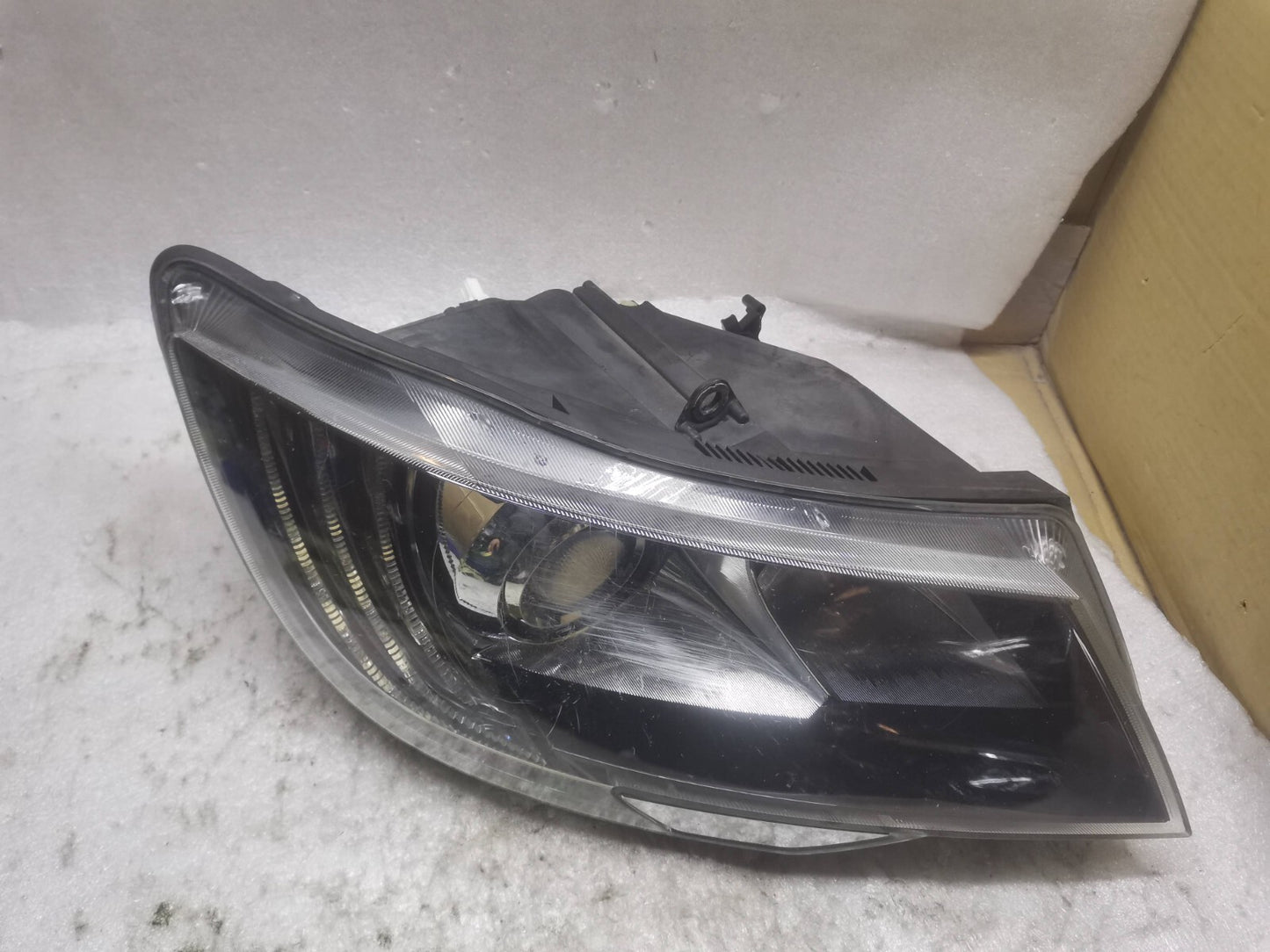 SKODA SUPERB 13-15 RIGHT DRIVER SIDE XENON HEADLIGHT HEADLAMP 3T2941016H sksp77