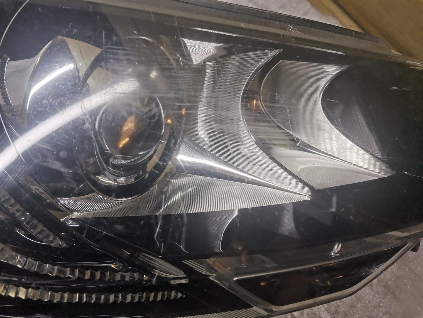 SKODA SUPERB 13-15 RIGHT DRIVER SIDE XENON HEADLIGHT HEADLAMP 3T2941016H sksp77