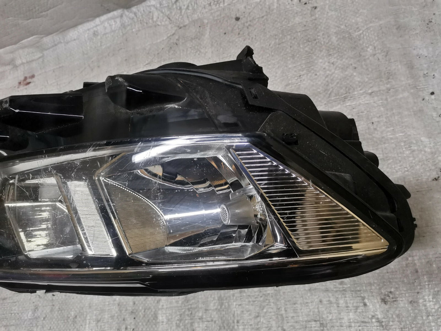 Volkswagen T-ROC Headlight Drivers Side Offside 2GA941006C VWTR46