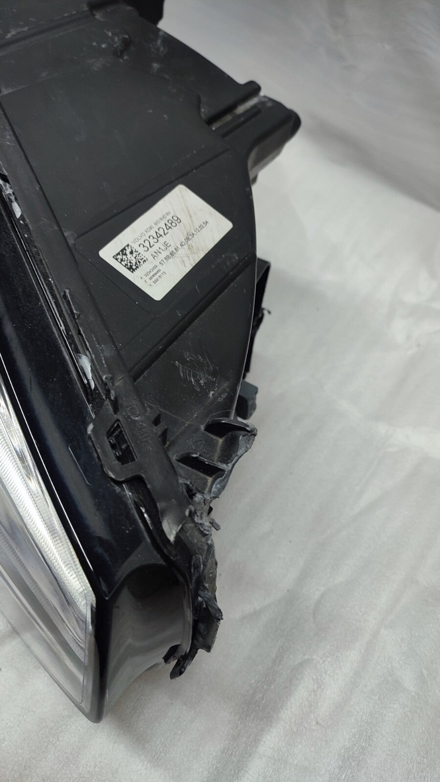 Volvo XC90 MID RHD RH headlight part number 32342489 vo9077