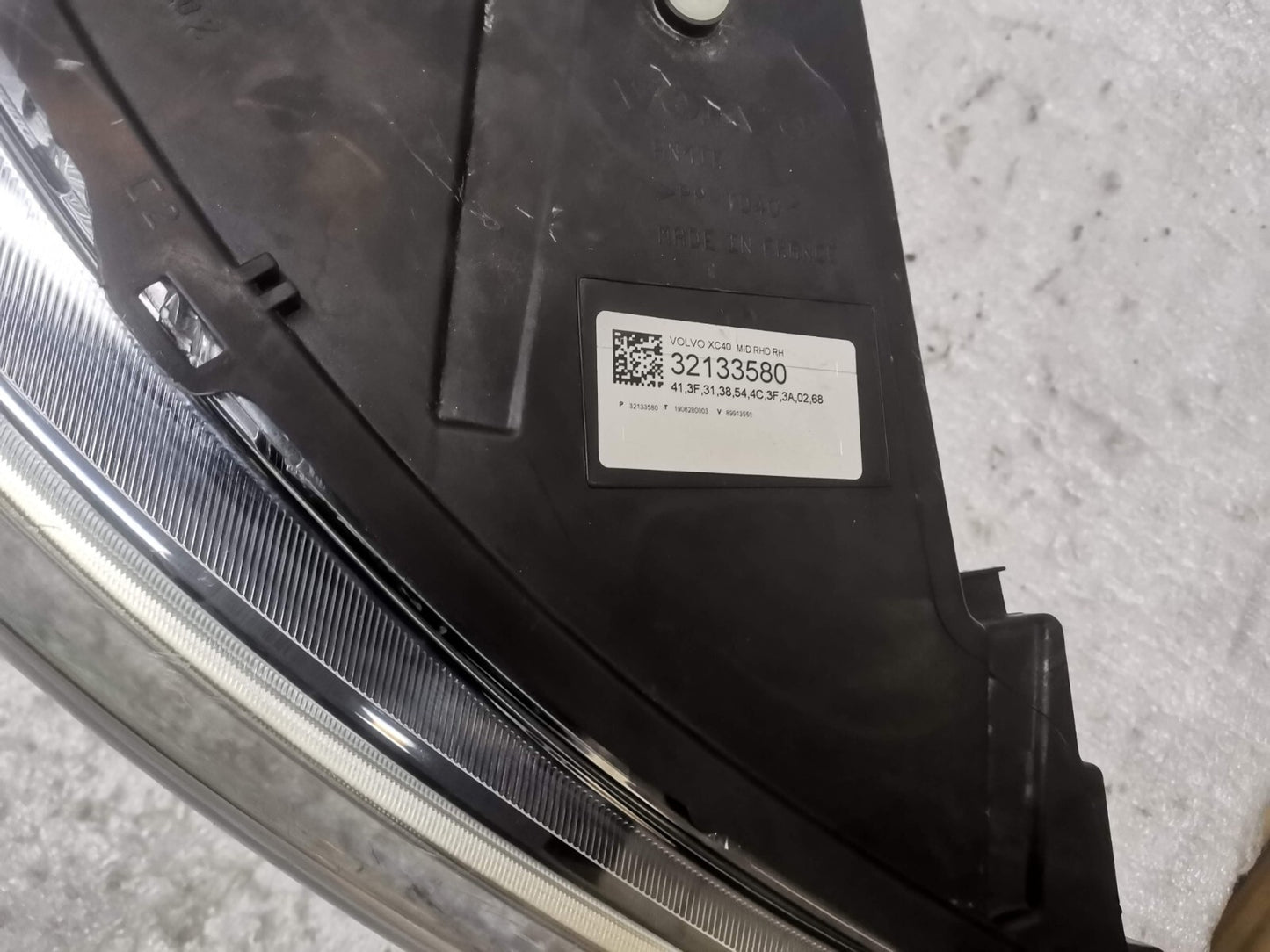 VOLVO GENUINE  XC40 RIGHT HEADLIGHT/HEADLAMP 32133580 vo4045
