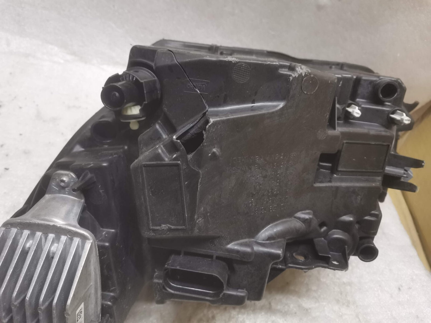 VOLVO GENUINE  XC40 RIGHT HEADLIGHT/HEADLAMP 32133580 vo4045